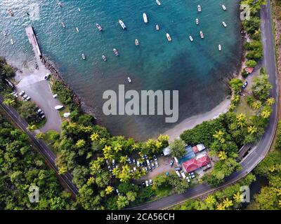 Plage Guadeloupe drone le coucher du soleil. Vue aérienne de la baie du Port de Marigot. Banque D'Images