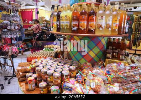 GUADELOUPE, FRANCE - 2 DÉCEMBRE 2019 : boutique de souvenirs touristiques avec boissons et épices à Deshaies, Guadeloupe. Caraïbes destination Guadeloupe a 650,0 Banque D'Images