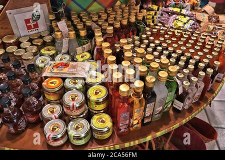 GUADELOUPE, FRANCE - 2 DÉCEMBRE 2019 : boutique de souvenirs touristiques avec boissons et épices à Deshaies, Guadeloupe. Caraïbes destination Guadeloupe a 650,0 Banque D'Images
