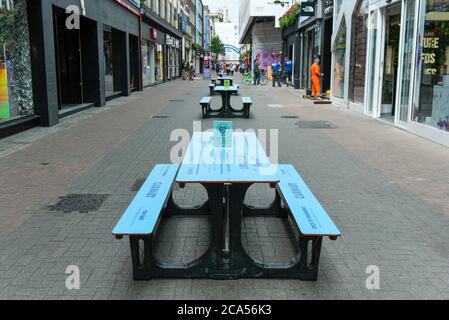 Londres, Royaume-Uni. 4 août 2020. Des tables de pique-nique ont été mises en place dans Carnaby Street, ce qui permet aux gens de manger des plats à emporter. La signalisation sur les tables rappelle aux gens de continuer à s'éloigner socialement à mesure que la pandémie du coronavirus se poursuit. Credit: Stephen Chung / Alamy Live News Banque D'Images