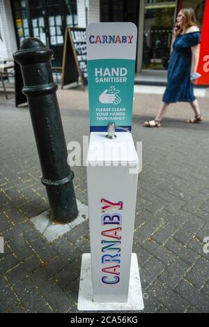 Londres, Royaume-Uni. 4 août 2020. Un poste de désinfectant pour les mains dans la rue Carnaby, l'une des indications visibles aux visiteurs de continuer à se tenir à distance socialement à mesure que la pandémie du coronavirus se poursuit. Credit: Stephen Chung / Alamy Live News Banque D'Images