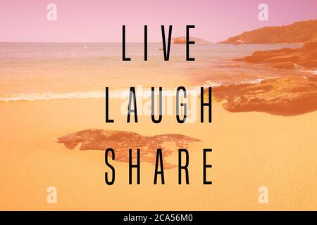 Live laugh partager - happy slogan. Affiches de motivation ou d'une carte de vœux. Banque D'Images