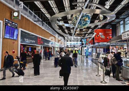 PARIS, FRANCE - 29 NOVEMBRE 2019 : visite de l'aéroport de Paris Orly en France. C'est le 2ème aéroport le plus occupé de France. Banque D'Images