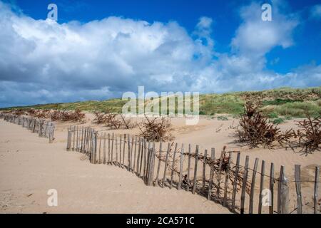 Cette plage de sable du Nord, soutenue par des dunes, est située sur la côte de Fylde, entre Lytham St Annes et Blackpool Lancashire Royaume-Uni à marée basse jusqu'à 300 m Banque D'Images