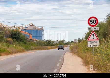 Panneaux routiers français sur le chemin arrière près des bâtiments industriels près de Martigues France Banque D'Images