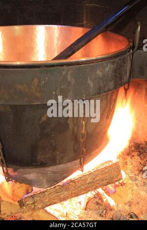 France, Aveyron, Monteils, la ferme des Carles, table paysanne, soupe paysanne dans un chaudron de cuivre et cuit sur un feu de bois Banque D'Images