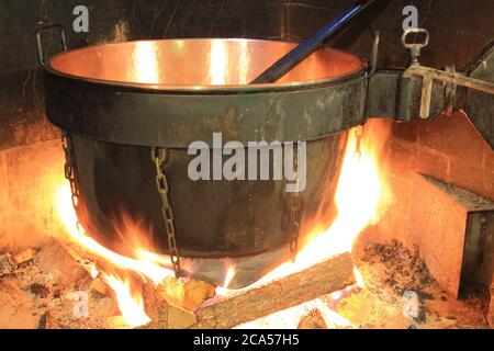 France, Aveyron, Monteils, la ferme des Carles, table paysanne, soupe paysanne dans un chaudron de cuivre et cuit sur un feu de bois Banque D'Images