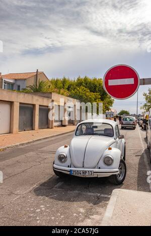 Volkswagen Beetle blanc dans la rue française avec pas de panneau d'entrée Banque D'Images