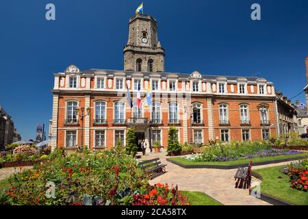 France, Pas-de-Calais, Boulogne-sur-Mer, l'éphémère jardin en face de l'hôtel de ville et le beffroi, un vieux donjon érigé au 12e siècle et Banque D'Images