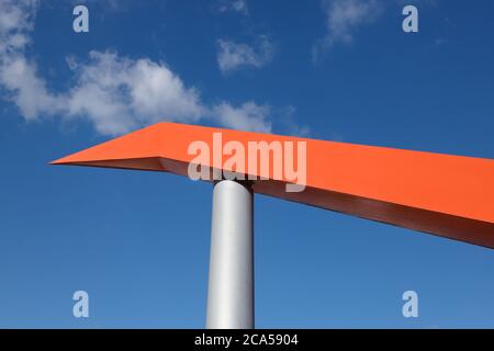 Support rouge coloré d'un pont en acier contre un bleu ciel Banque D'Images