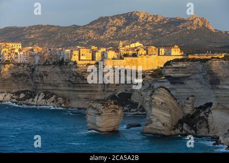 France, Corse-du-Sud, Bonifacio, la ville haute située dans la citadelle est construite sur des falaises calcaires qui surplombent la mer, le grain de sable sous le Th Banque D'Images