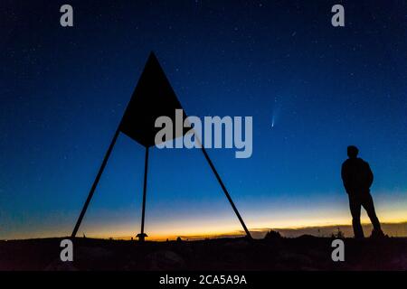 Suisse, Vaud, montagnes du Jura, observation du ciel nocturne et de la comète C/2020 F3 (NEOWISE) dont le passage le plus proche du Soleil s'est produit le 3 juillet 20 Banque D'Images