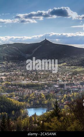 Vue en soirée sur la ville illuminée de Liberec et la montagne de Jested. Banque D'Images