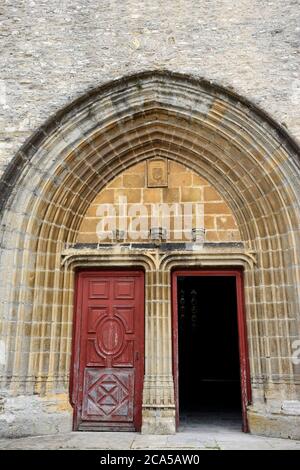 France, Jura, Gigny, abbaye fondée en 891, église abbatiale jour; extérieur; printemps; sans personne; vertical; tourisme; architecture; village; Gigny; a Banque D'Images