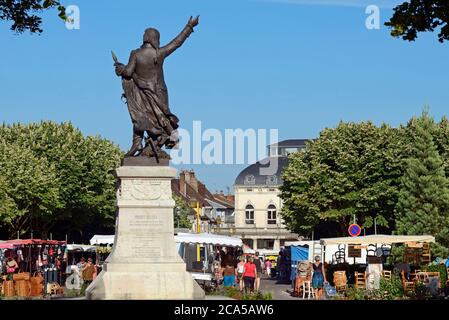 France, Jura, Lons le Saulnier, place de la Chevalerie, statue du Rouget de Lisle, marché en face du théâtre Banque D'Images