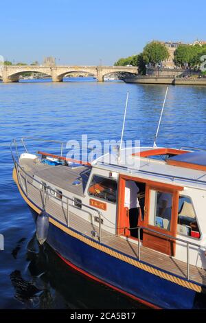 France, Paris, région classée au patrimoine mondial de l'UNESCO, vue sur la Seine Priv?e avec le Pont de la Concorde en arrière-plan Banque D'Images