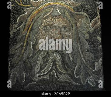 Mosaïque romaine. Détail d'une chaussée représentant le visage d'un homme barbu, probablement Dionysos. De Syrie. 4e siècle AD. Musée de la Méditerranée et Antiquités de l'est. Stockholm, Suède. Banque D'Images