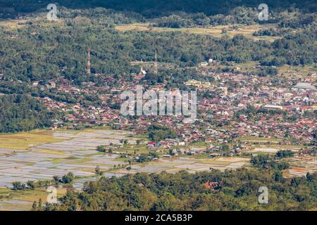 Indonésie, Sulawesi, Tana Toraja, près du village de Batutumonga, vue surélevée sur la ville de Rantepao, altitude 1615 M. Banque D'Images