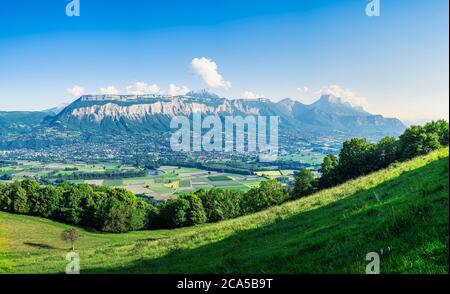 France, Isere, environs de Grenoble, vue panoramique depuis Venon, vue sur la vallée de la Grésivaudan et le massif de la Chartreuse Banque D'Images