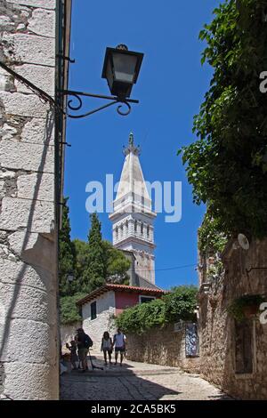 Allée avec vue sur l'église Saint Euphemia, vieille ville, Rovinj, Istrie, Croatie Banque D'Images