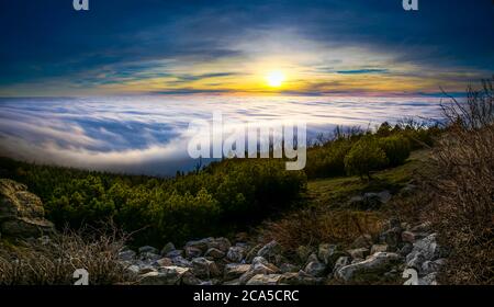 Lever du soleil et inversion à la montagne de Jested près de la ville de Liberec, République Tchèque, neige et hiver et vue sur le funiculaire. Banque D'Images