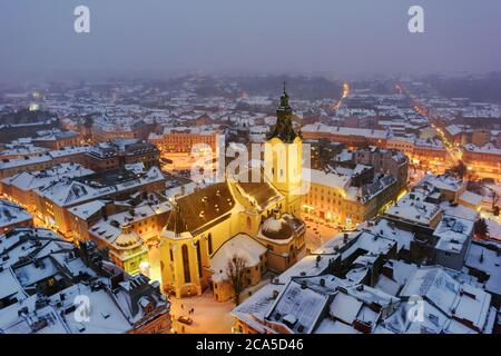 La ville de Lviv Gorgeus hiver ville du haut de la mairie, de l'Ukraine. Photographie de paysage Banque D'Images