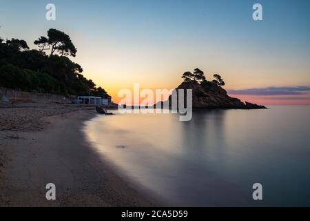 Vue longue exposition du lever du soleil du Cap Roig point et de la plage du même nom. Catalogne, Espagne Banque D'Images