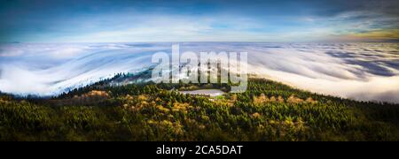 Lever du soleil et inversion à la montagne de Jested près de la ville de Liberec, République Tchèque, neige et hiver et vue sur le funiculaire. Banque D'Images