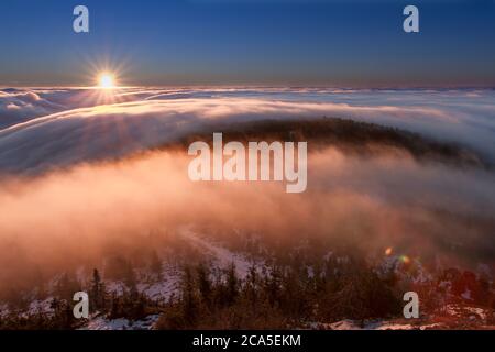 Lever du soleil et inversion à la montagne de Jested près de la ville de Liberec, République Tchèque, neige et hiver et vue sur le funiculaire. Banque D'Images