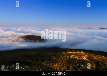 Lever du soleil et inversion à la montagne de Jested près de la ville de Liberec, République Tchèque, neige et hiver et vue sur le funiculaire. Banque D'Images