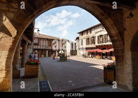 France, Tarn, Castelnau de Montmiral, étiqueté les plus Beaux villages de France (les plus beaux villages de France), la place du village médiéval Banque D'Images