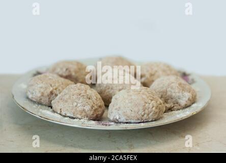 Boulettes de viande faites maison sur l'assiette de la cuisine - faire des boulettes de viande hachées, cuisine italienne traditionnelle. Banque D'Images