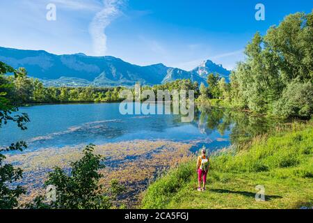 France, Isere, vallée de Gresivaudan, environs de Grenoble, parc de loisirs Bois Fran?ais, lac Belledonne et massif de la Chartreuse en arrière-plan Banque D'Images