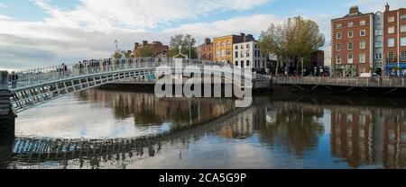 Hapenny Bridge, rivière Liffey, Dublin, Irlande Banque D'Images