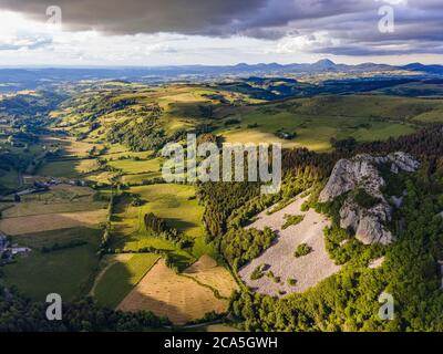 France, Puy de Dome, Parc naturel régional des Volcans d'Auvergne (Parc naturel régional des Volcans d'Auvergne), vallée de l'avion, roche Sanadoire, Banque D'Images