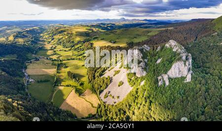 France, Puy de Dome, Parc naturel régional des Volcans d'Auvergne (Parc naturel régional des Volcans d'Auvergne), vallée de l'avion, roche Sanadoire, Banque D'Images