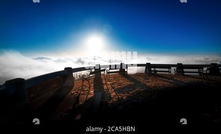 Lever du soleil et inversion à la montagne de Jested près de la ville de Liberec, République Tchèque, neige et hiver et vue sur le funiculaire. Banque D'Images