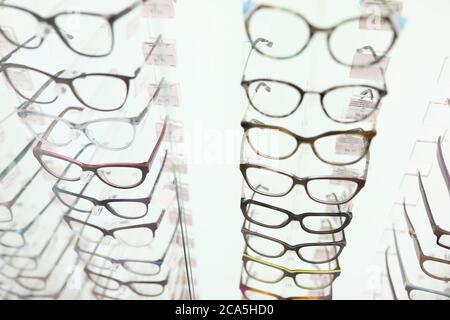 Présentation avec des lunettes dans le salon de l'optique de près Banque D'Images