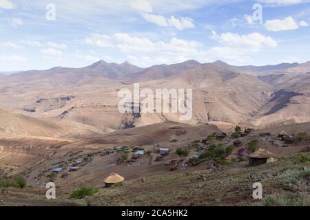 Petit village du district de Thaba-Tseka, Royaume du Lesotho, Afrique australe Banque D'Images