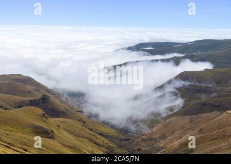Au-dessus des nuages sur Sani Pass du Lesotho à l'Afrique du Sud, Banque D'Images