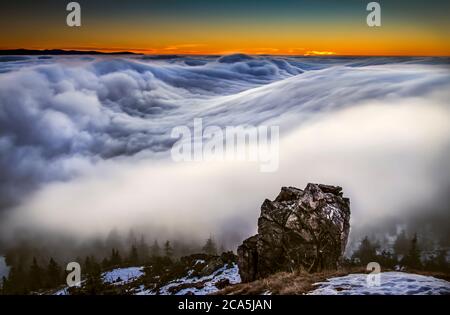 Lever du soleil et inversion à la montagne de Jested près de la ville de Liberec, République Tchèque, neige et hiver et vue sur le funiculaire. Banque D'Images