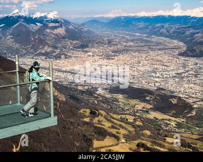 France, Isère, Parc régional du Vercors, Lans en Vercors, vue sur Grenoble et la vallée du GR?sivaudan depuis le pont suspendu du Vertige des cimes, Mont blanc en arrière-plan Banque D'Images