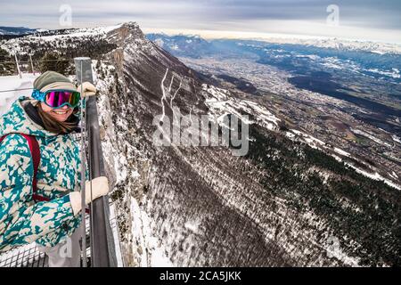 France, Isère, Parc régional du Vercors, Lans en Vercors, vue sur Grenoble et la vallée du GR?sivaudan depuis le pont suspendu du Vertige des cimes, Mont blanc en arrière-plan Banque D'Images