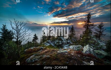 Lever du soleil et inversion à la montagne de Jested près de la ville de Liberec, République Tchèque, neige et hiver et vue sur le funiculaire. Banque D'Images