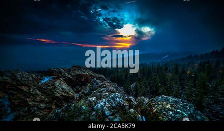 Ciel spectaculaire au coucher du soleil avec nuages illuminés dans les montagnes. Silhouette noire sombre de crête de montagne et tour d'émetteur de Jested au fond, sombre Banque D'Images