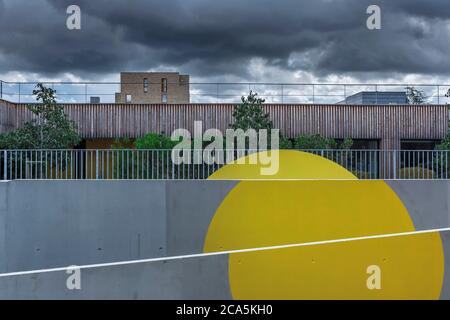 France, Yvelines, les Mureaux, vue extérieure d'un bâtiment public de style architectural contemporain Banque D'Images
