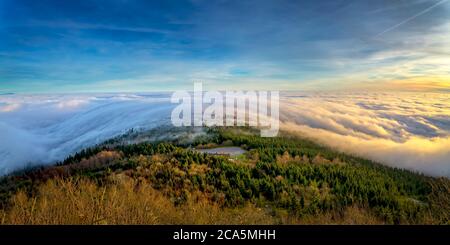 Lever du soleil et inversion à la montagne de Jested près de la ville de Liberec, République Tchèque, neige et hiver et vue sur le funiculaire. Banque D'Images