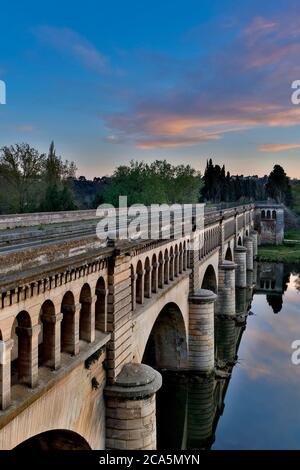 La France, l'Hérault, Béziers, Canal du Midi, pont-canal au coucher du soleil Banque D'Images