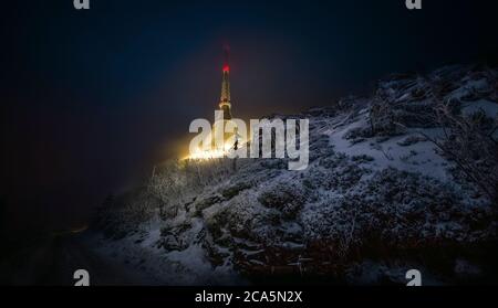 Lever du soleil et inversion à la montagne de Jested près de la ville de Liberec, République Tchèque, neige et hiver et vue sur le funiculaire. Banque D'Images