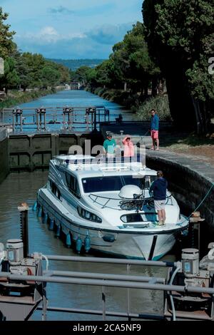 France, Aude, Canal du midi, classée au patrimoine mondial de l'UNESCO, Salleles d'Aude, personnes assistant aux manœuvres de barges dans une écluse Banque D'Images